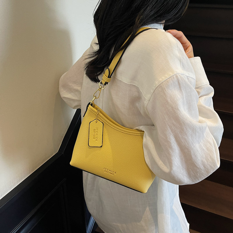 Bolsos populares de este año 2025 verano nuevo bolso femenino bolso de hombro con patrón de lichi simple bolso de mensajero con letras casuales