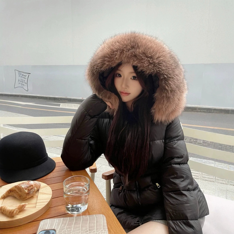 Moncler Short Slim-Fit down Jacket with Large Fur Collar for Women, New Style, Waist-Cinching down Jacket That Makes You Look Slimmer, with Fox Fur Moncler Short Slim-Fit down Jacket with Large Fur Collar for Women, New Style, Waist-Cinching down Jacket That Makes You Look Slimmer, with Fox Fur