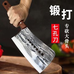 肉屋専門の骨切り刀は手で鍛えて、全鋼の骨切り斧の包丁を厚くします。