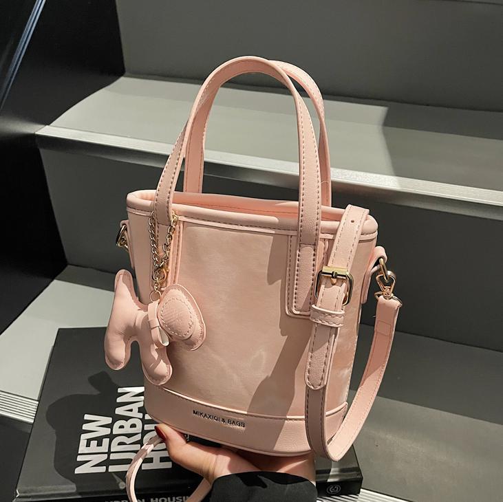 Bolso de tendencia explosiva para mujeres 2025 nuevo estilo versátil bolso de hombro simple de alto nivel nicho bolso de cubo