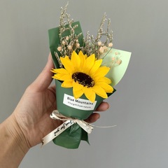 祝日のドライフラワーの花束ミニの花束は友達のひまわりのドライフラワーの花束をプレゼントします。