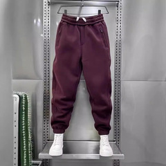 秋冬の男性は足を束ねて運動します。