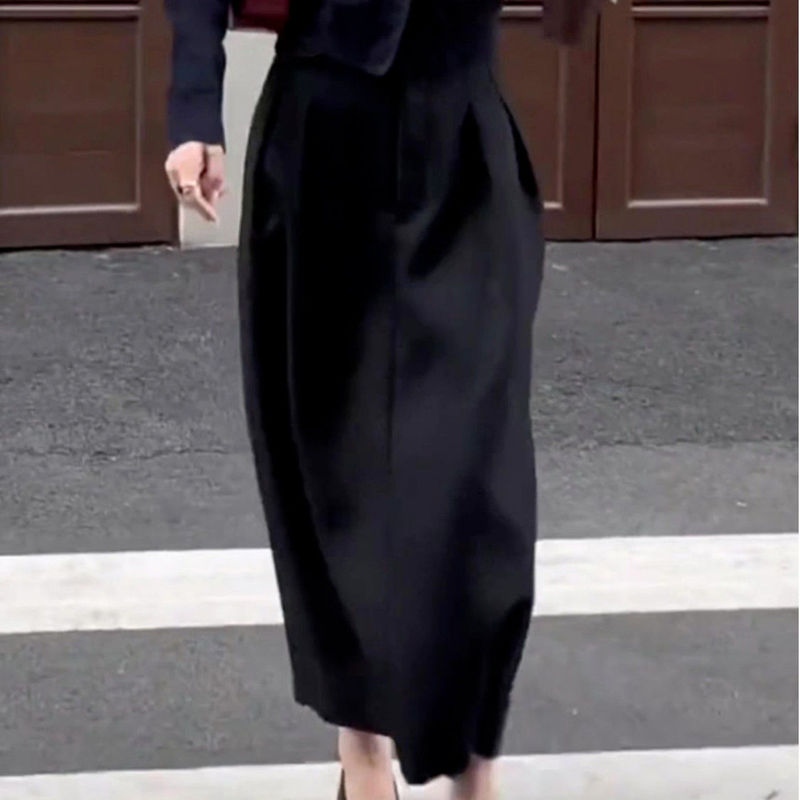 黒いスーツの花のつぼみのスカートの女性の春秋の新型の高い腰はやせていて肉の気質を隠します。|undefined