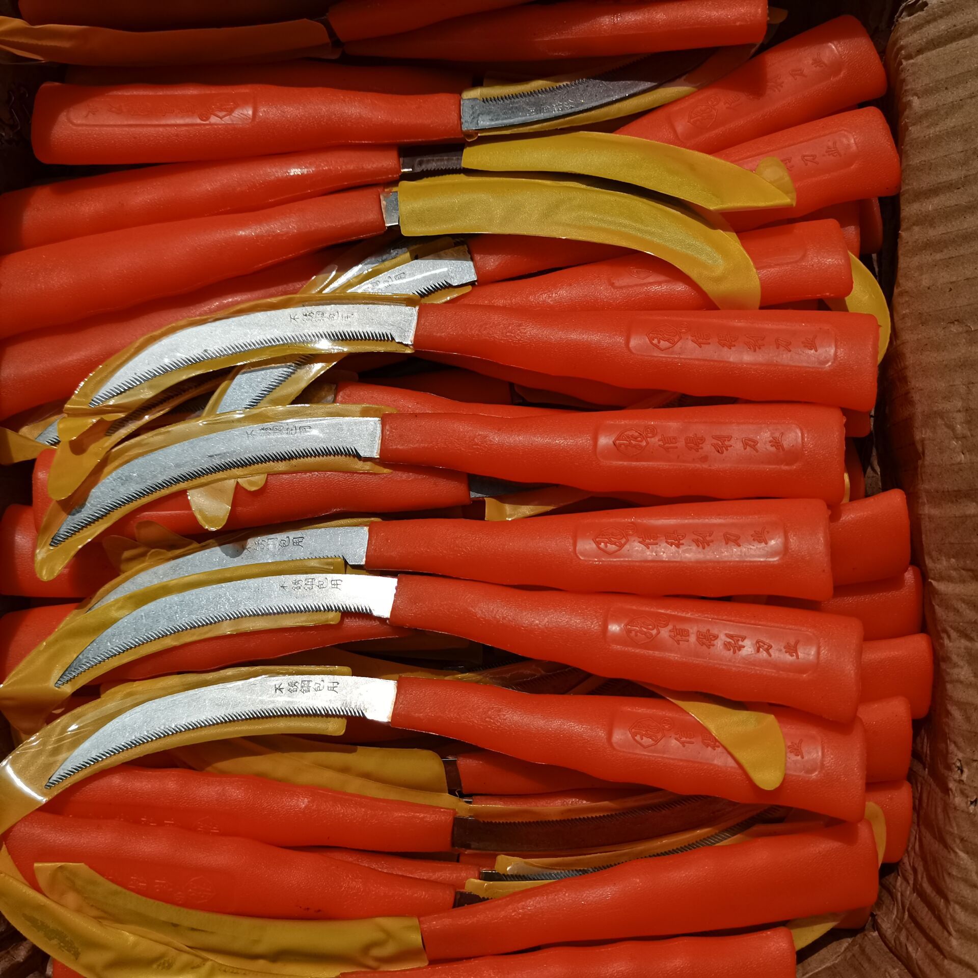 Xindelilong brand stainless steel package steel serrated sickle sharp angle serrated sickle plastic handle sickle kelp cutter