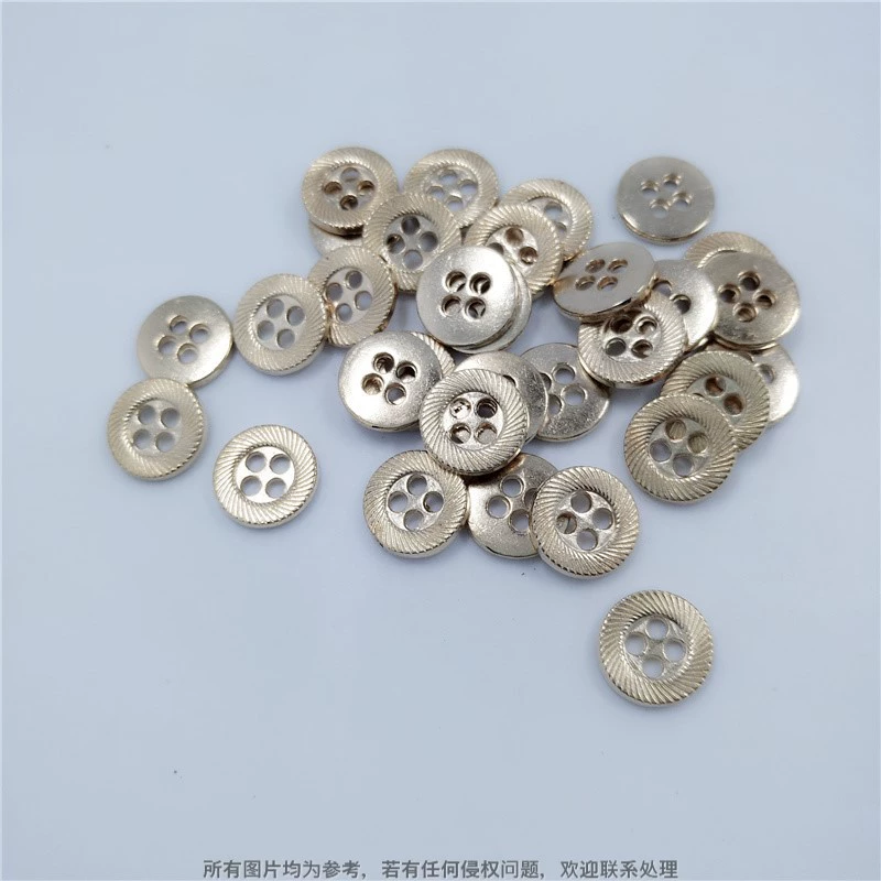 Индивидуальные пуговицы для рубашек, имитация золотого покрытия, экономичные и доступные, предпочтительные золотые четырехглазые швейные пуговицы с резьбой на рынке Yongjia.