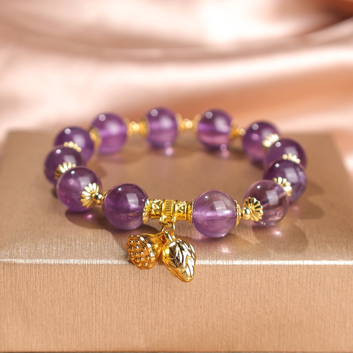 [Amista natural] pulsera de cuentas de alta calidad de lujo ligero para mujeres colgante de tetrahedra retro joyería de comercio electrónico