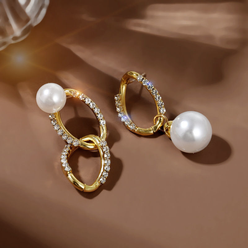 Pendientes de perlas asimétricos con cadena, estilo coreano de Dongdaemun, modernos, de personalidad de celebridad de internet, pendientes simples tipo stud.