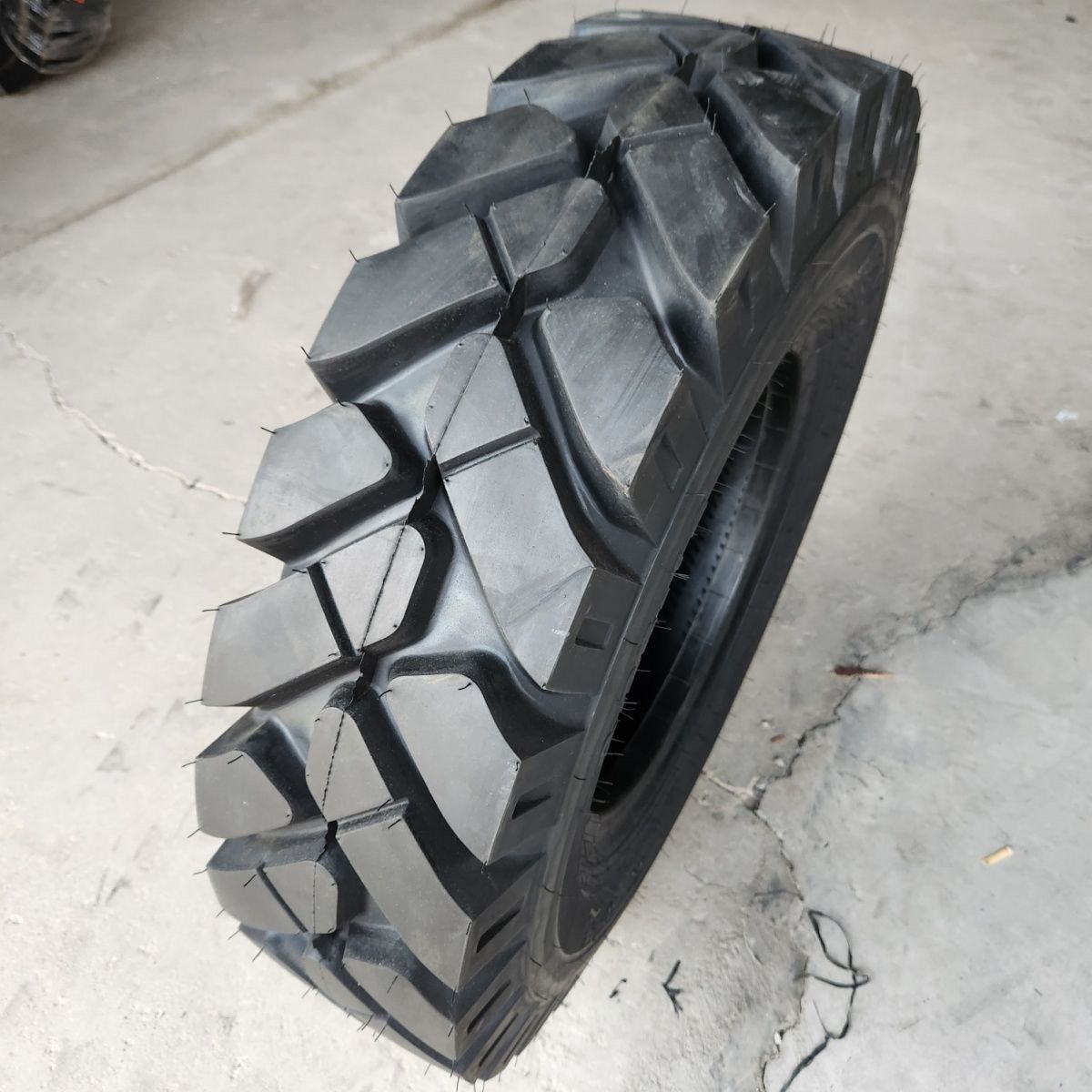 600/650/700/750-12 14 16 Agricultural Four-Wheel Tricycle Tractor with Reinforced Herringbone Tires