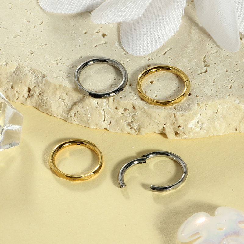 16G labret stud size and finish detail