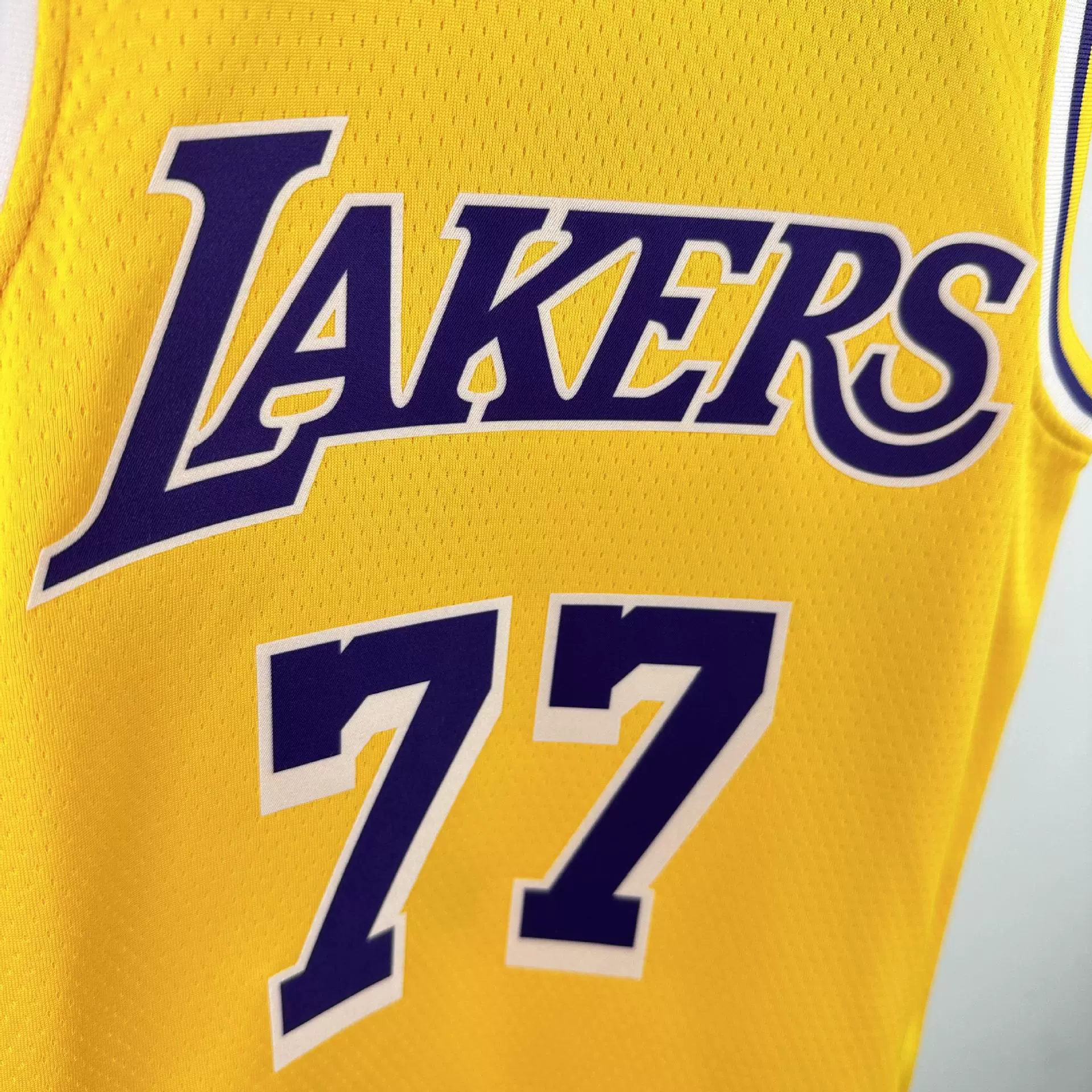 Детская и молодежная одежда. Футболка НБА Lakers Snake Pattern № 77 Дончич № 8 24 Коби № 6 23 Джеймс