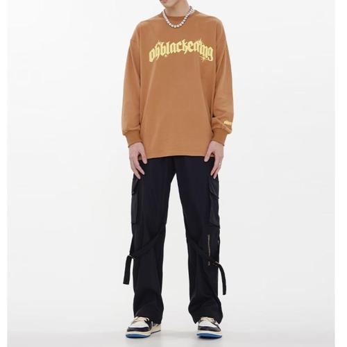 American-vibe style workwear pants for men: trendy spring/autumn relaxed-fit, straight-leg casual trousers with a designer touch—military green cargo-inspired pants.