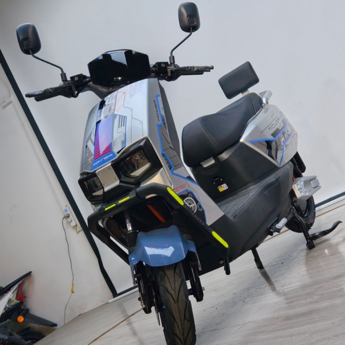 Foreign Trade Export Cangqiong Electric Motorcycle, Commuter Electric Scooter, Electric Scooter with Long Range and High Power