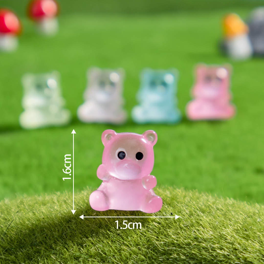 어둠 속에서 빛나는 작은 동물들이 앉아 있는 곰이 무작위로 혼합되어 있습니다.