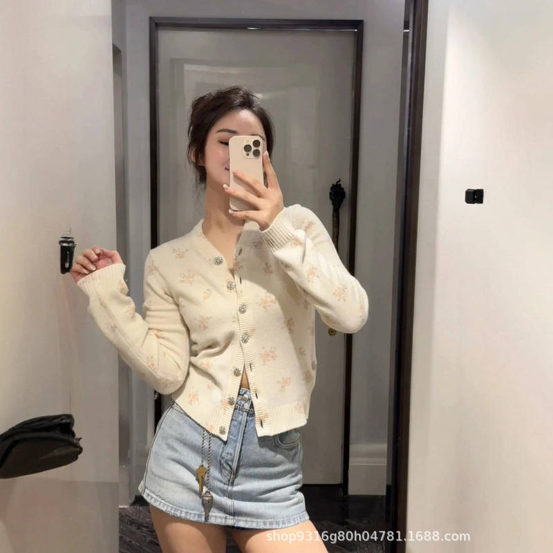 南油高版本25早秋斜跨小众设计成品印花针织V领水晶纽扣开衫毛衣|undefined