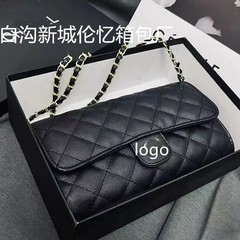 2025春のモデルはチェーンを合わせて菱格の刺繍を包んでいます。