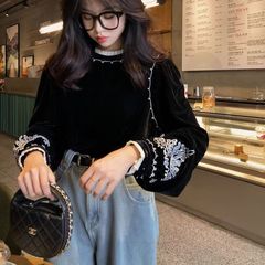 2024春のレトロなファッションの新しい中国式の白黒の刺繍の気質の百合の灯籠の袖の通勤の外はベロアのシャツを着ます。