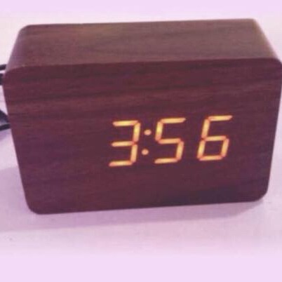 다크 브라운 우드 옐로우 라이트