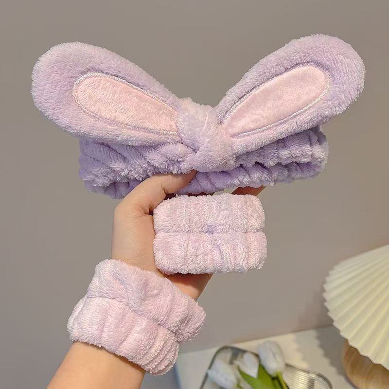 かわいいぬいぐるみのウサギの耳の顔を洗って髪を束ねます。手首に防湿袖の神器をつけます。|undefined