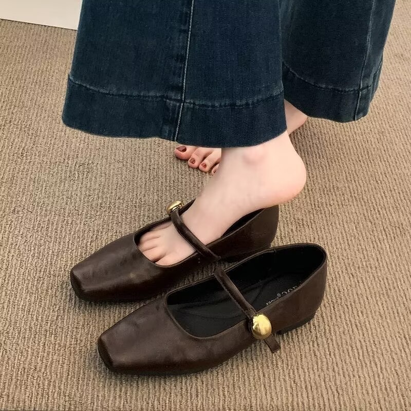Zapatos de cuero super suaves de metal negro, falda de mujer, 2026 verano nuevos zapatos de estilo Maryline, zapatos de suela suave de estilo francés