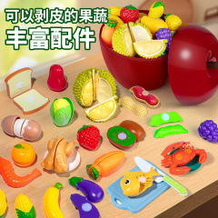 子供のままごとの海鮮の果物は切ります。子供のシミュレーション野菜は切ります。