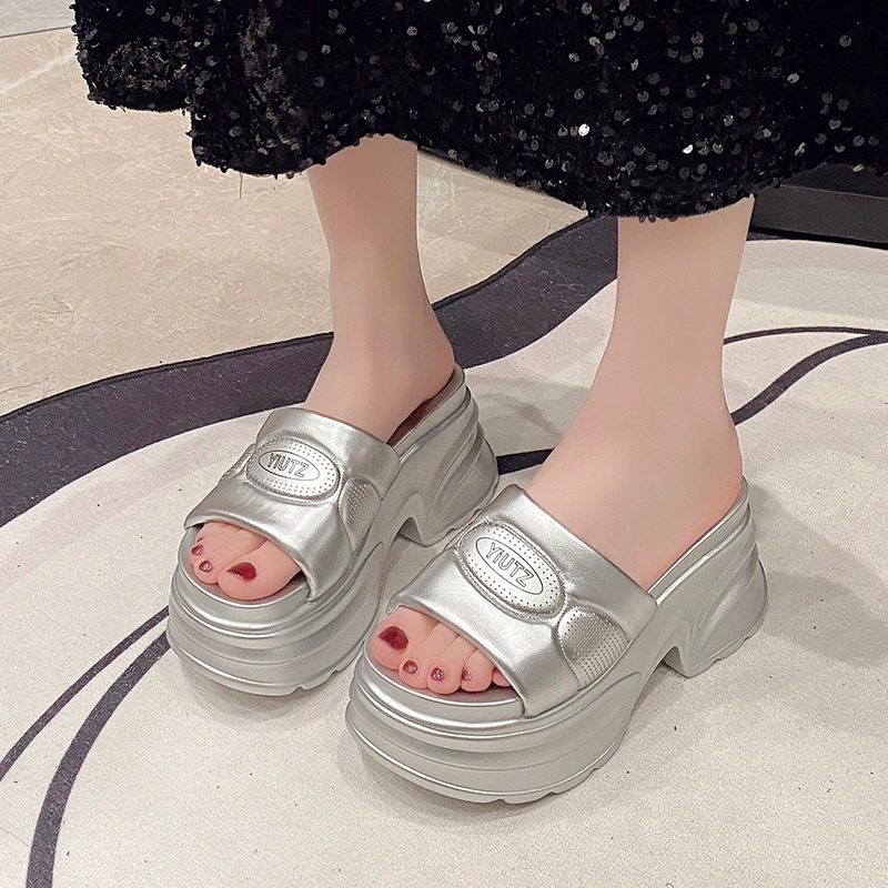 Тапки с толстой подошвы женские наружные носки Новый маленький человек летом 2025 года