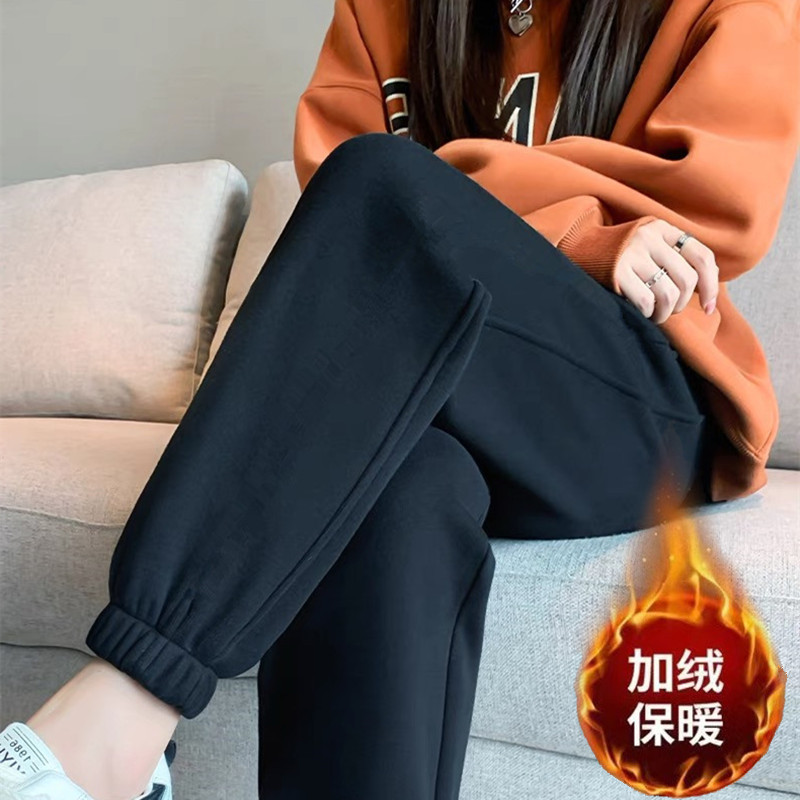 솔리드 컬러 레깅스와 벨벳 블랙 팬츠