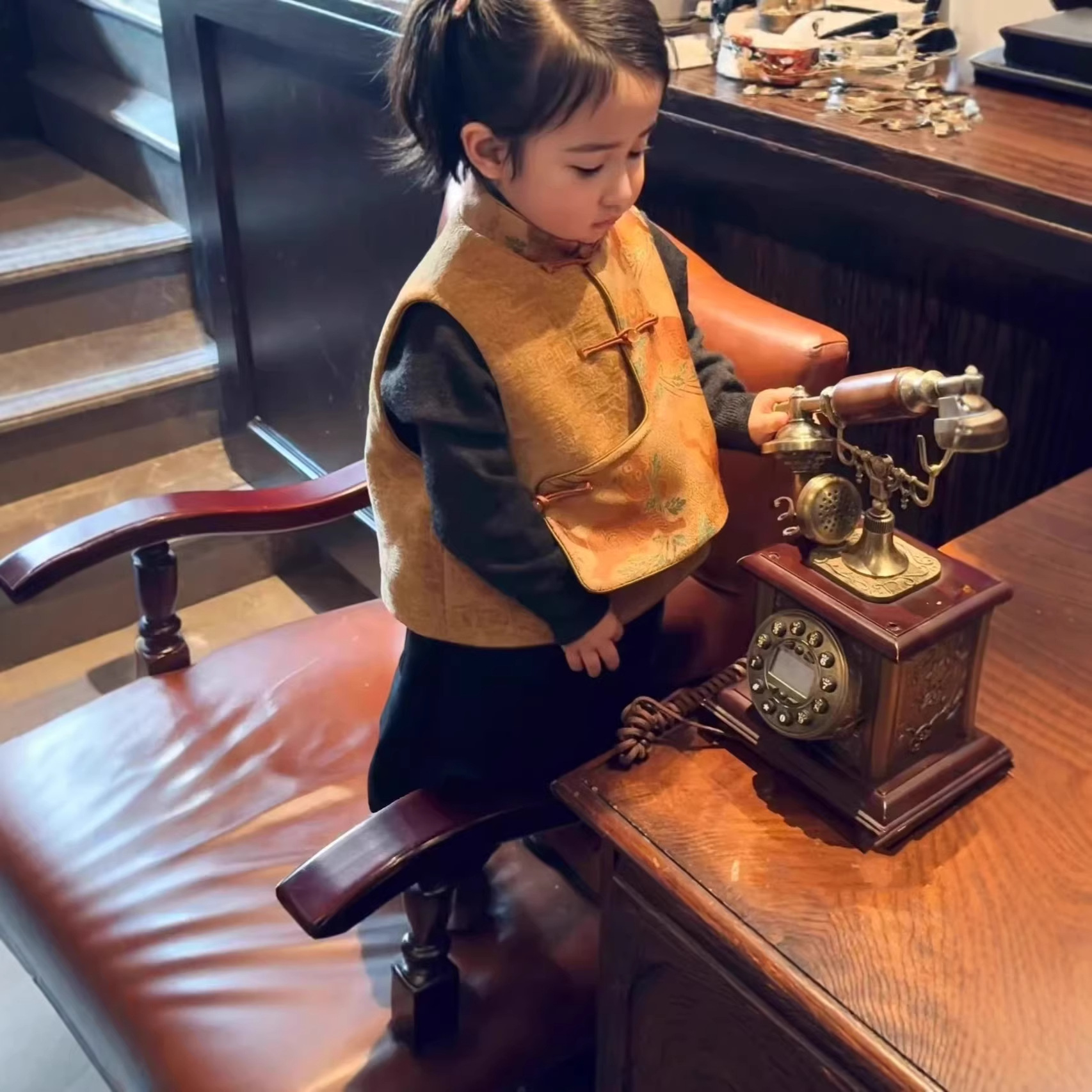 Chinese Style Mother-Child Matching Velvet Vest Set, New Autumn Outfit, New Chinese-Style Vest Set for Men, Women, and Children
