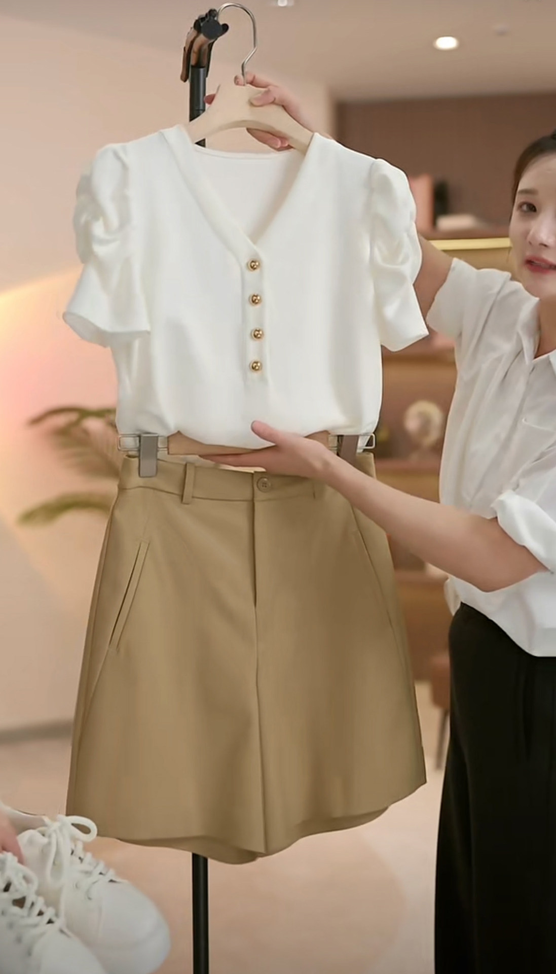 Áo thun nữ tay ngắn cổ tròn phồng vai, dáng ôm nhẹ — màu đen chi tiết 1