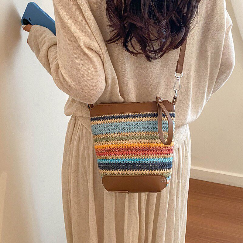 Vacaciones de un solo hombro cubo nuevo bolso de estilo 2026 nicho de moda de playa de arena inclinada mujer tejido bolso a rayas de verano