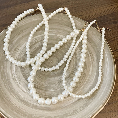 Fever-style pearl necklace for women, perfect for autumn and winter, featuring a French retro minimalist accessory with a touch of luxury and a unique, high-end look, suitable for choker chains.