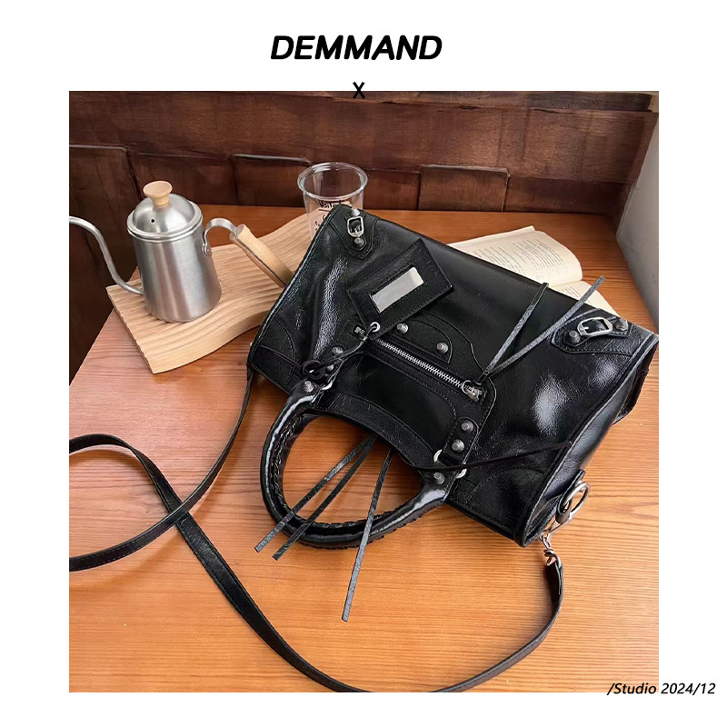 Retro Black Handheld Motorcycle Bag For Women 2024 New Arrival Luxury Fashion Spicy Girl Niche Shoulder Crossbody Bag - Thumbnail 3