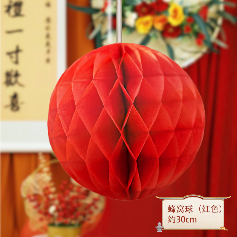 El primer aniversario del bebé decora la escena de la linterna roja, columna de panal, accesorios ceremoniales chinos.