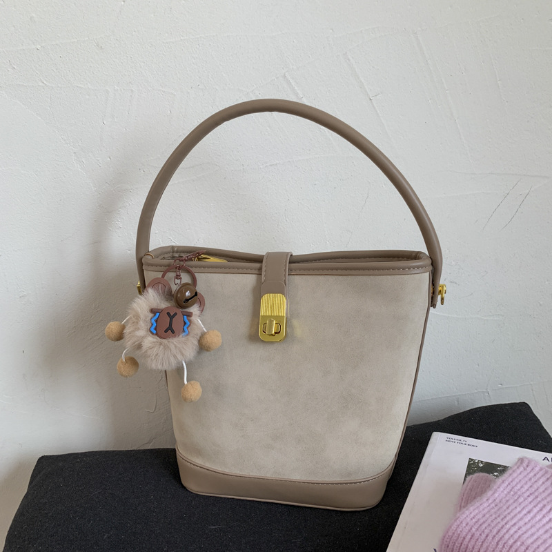 Bolsa de mano de peluche vintage de seda para mujeres 2025, nuevo otoño y invierno bolso de cubo casual coreano, mochila de hombro de moda