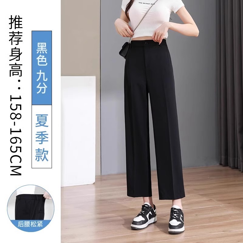 黒いスーツのズボンの女性のペンダント感があります。|undefined