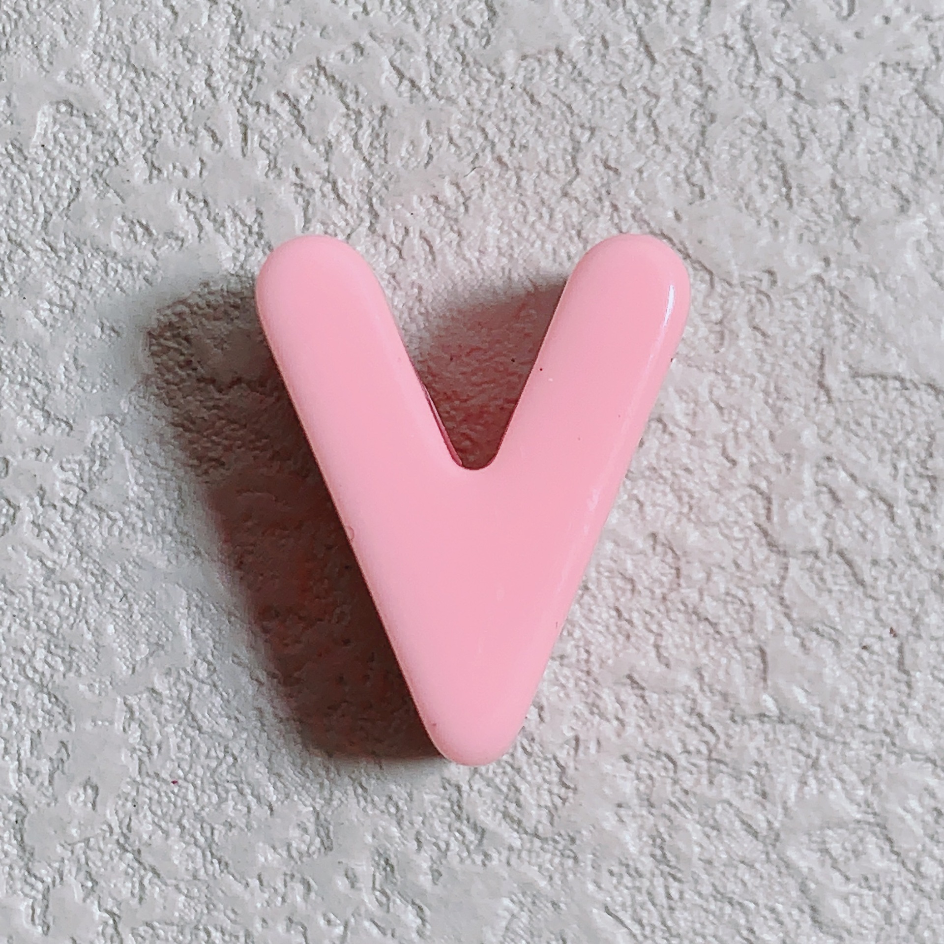 V (light pink)