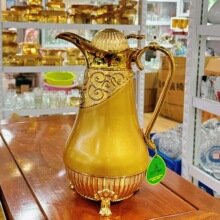 �羳�����ж�����ˮ����������Я��ˮƿ�����ڵ����±�ůƿ��ɫ