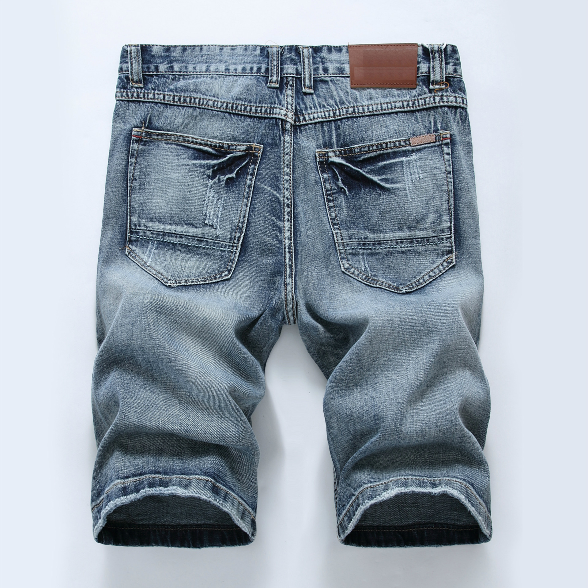 Pantaloncini estivi da uomo in denim di cotone strappato e forato, di colore chiaro, di media lunghezza, aderenti_voghion.com
