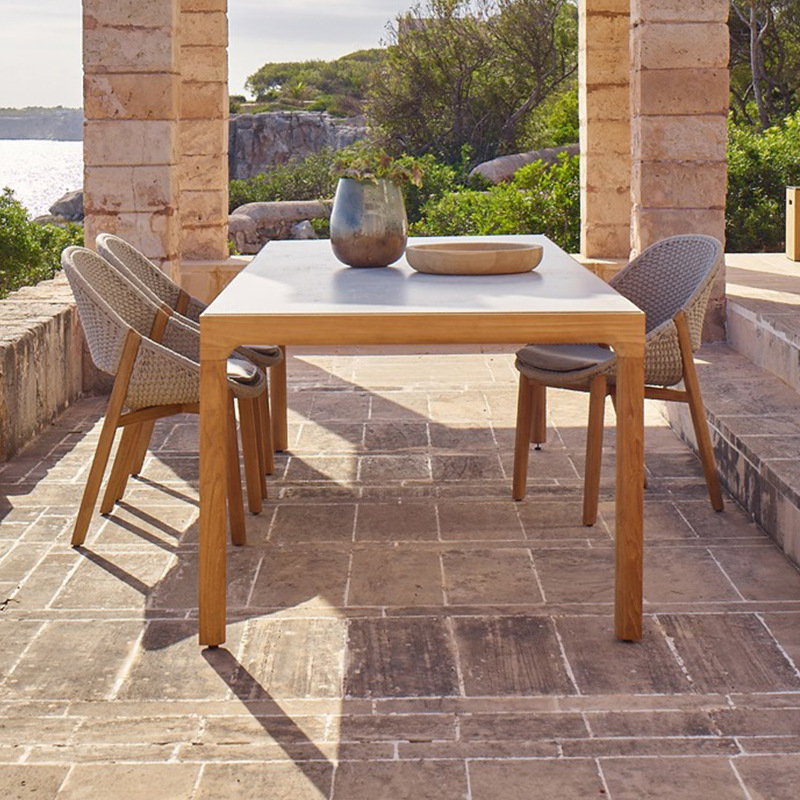 Mesas y sillas de teca para exteriores, muebles de madera anticorrosivos para patio de villa, conjunto de sillas de ratán de madera maciza para ocio al aire libre en hoteles.