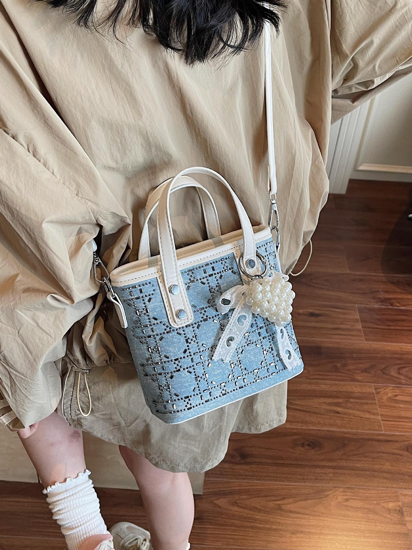 Bolso de cubo de mano de mezclilla de diamantes calientes popular de verano para mujer 2025 nuevo bolso de hombro de viajero de todo fósforo bolso de mensajero coreano