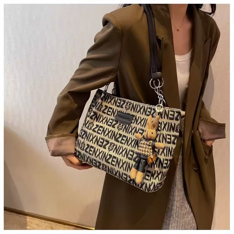 High-end quality niche bag for women 2023 new versatile single-shoulder underarm tote bag, niche hand-carry commuting fabric bag Application Scenario