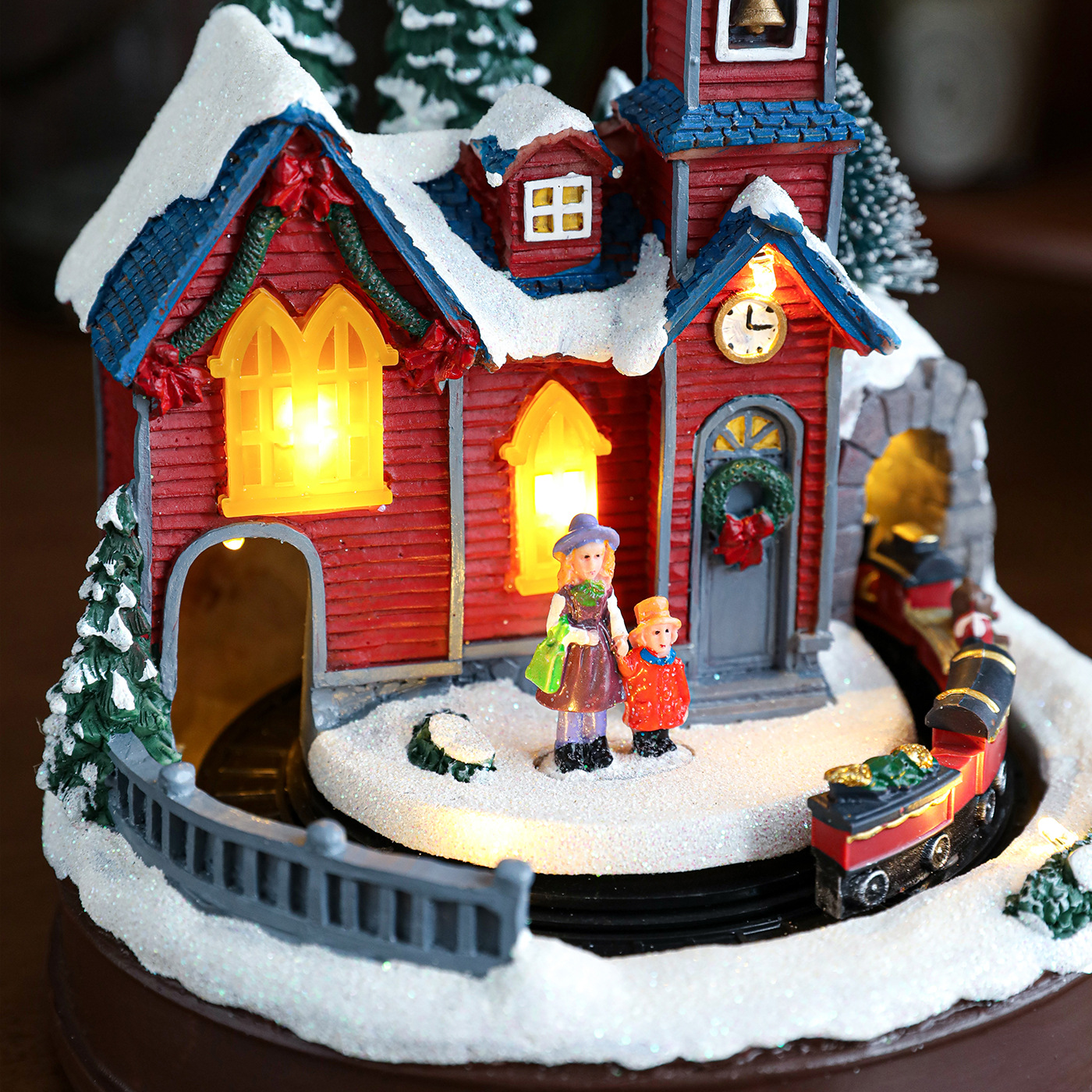 Casa de Navidad de color de resina puede girar el tren luminoso de luz de color caja de música decoración de escritorio de Navidad