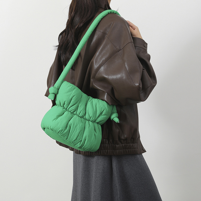 Nicho de diseño bolso de pluma, moda debajo de las axilas bolso de cubo de agua de poliestireno, bolso de algodón de nylon de mujer, bolso de hombro plegado de moda