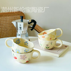 花の顔の著作権ins韓風の乳の黄色の手は不規則な陶磁器のマグカップのコーヒーの杯のオート麦の朝食の杯をつまみます。