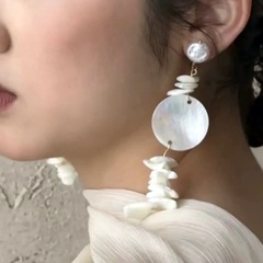 新しい不規則な天然貝殻イヤリングレトロブライダルウェディングドレスイヤリングフレンチパールロングイヤリング女性用