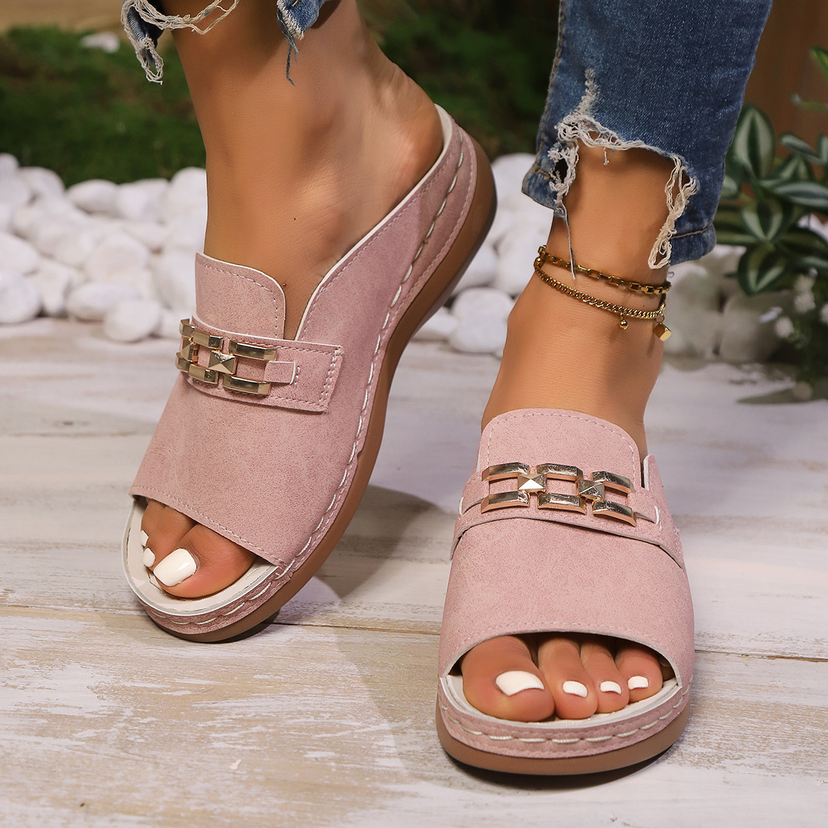 Comercio exterior de tamaño grande verano nuevo tacones de pendiente zapatillas de fondo grueso decoración metálica romanas zapatillas de playa al por mayor