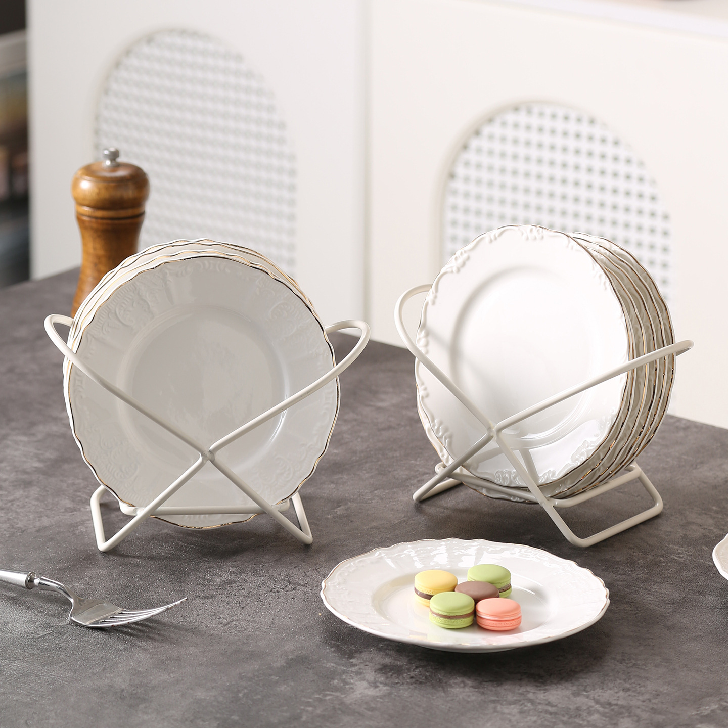 Conjunto de platos de porcelana blanca en relieve francés de Phnom Penh, platos de postres caseros de 6 pulgadas, platos de bocadillos de lujo ligeros con rack de almacenamiento