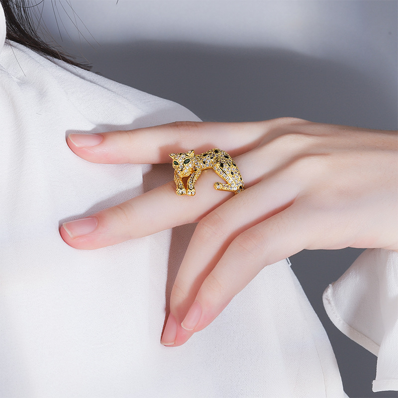 Zhuang Sheng joyería nuevo estilo de cobre chapado en oro europeo y americano retro completo Diamante de lujo con incrustaciones de oro leopardo abierto anillo ajustable