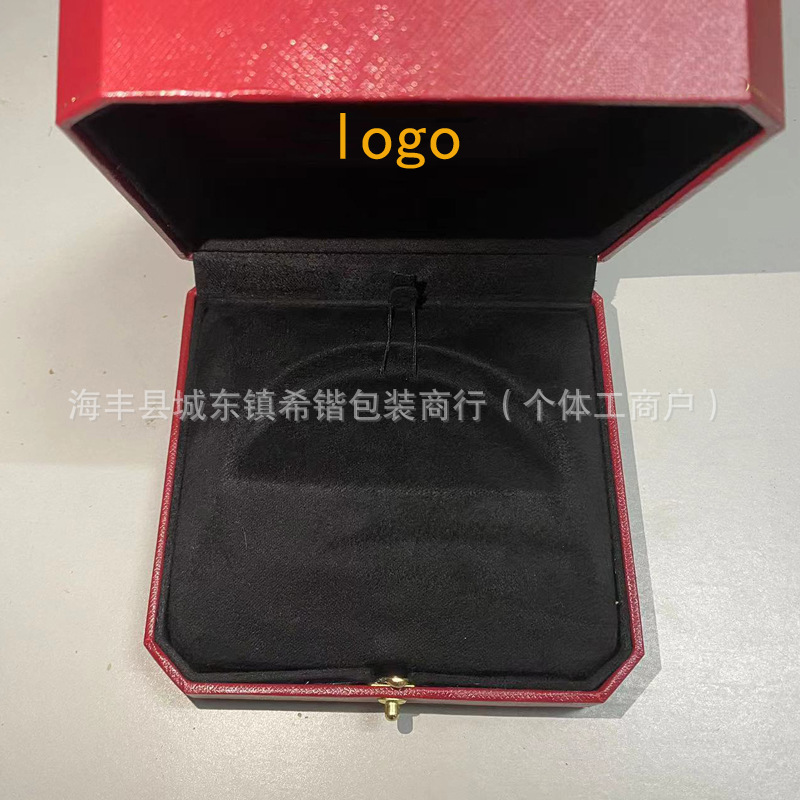 Pulsera de clavos de la versión dorada de la tarjeta; versión dorada