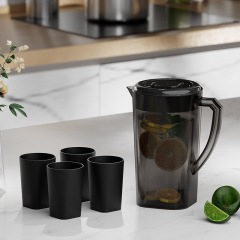 プラスチックの冷たい白は冷たい水筒の大容量のジュースを開けてポットを刺します。