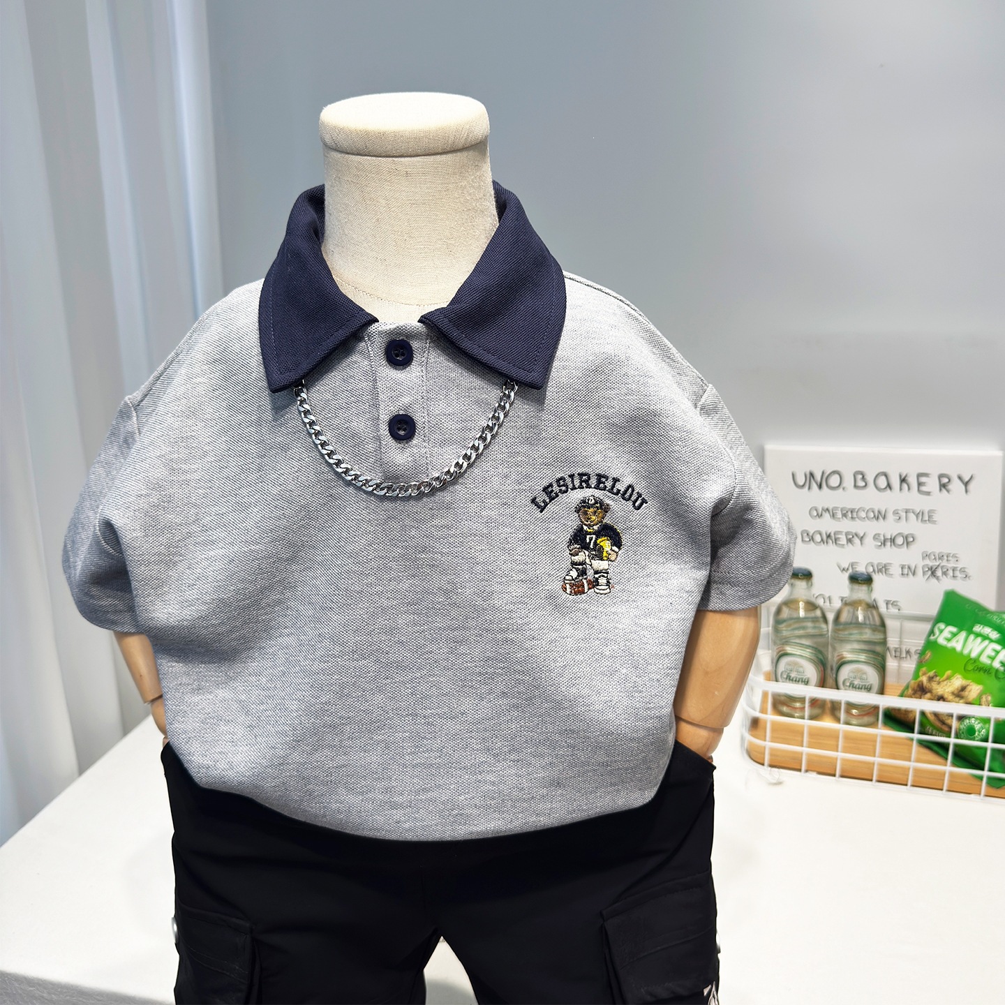 Boys' short-sleeved polo shirt, 2026 summer new style, fashionable thin clothing, children's wear, embroidered cartoon top.